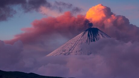 Извержение вулкана на Камчатке и его первые последствия попали на видео
