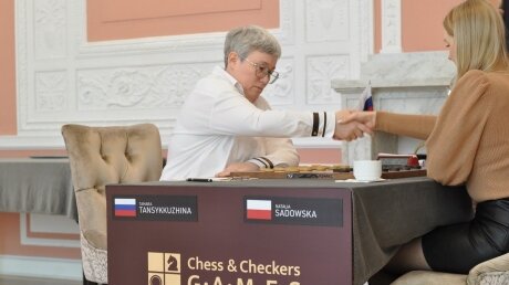 В Польше мужчина во время матча ЧМ по шашкам убрал со стола флаг России: опубликованы кадры