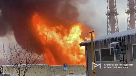 Пожар топливозаправщика в Москве: тушение с вертолета попало на видео