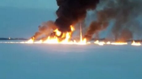 Пламя фонтаном бьет: пожар в акватории реки Обь попал на видео