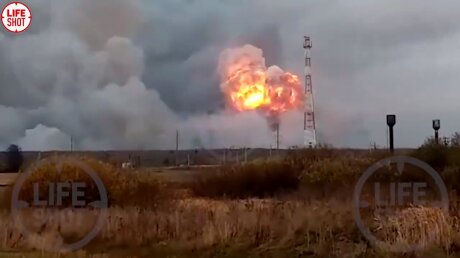 Очевидец заснял на видео огненный гриб взрыва на складах в Рязанской области