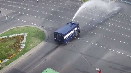 В Минске силовики применили водометы, в центре огромная колонна военных грузовиков