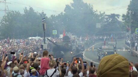 В Севастополе во время Парада Победы танк "Т-34" поехал на толпу