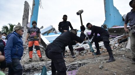 В Индонезии из-за землетрясения погибло свыше 40 человек: кадры с места события