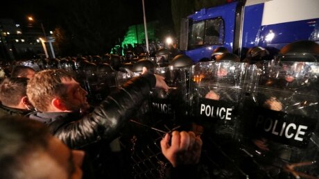 Протесты в Тбилиси: полиция подавила штурм здания ЦИК гранатами и водометами