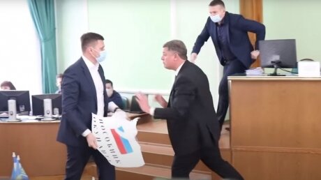 В Сети показали, как украинские депутаты потолкались из-за российского "триколора"