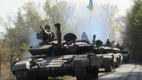 Переброска танков и БТРов ВСУ в Донбасс попала на видео