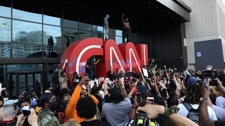 Видео разгрома офиса CNN в Атланте: протестующие разграбили здание