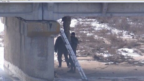 Обнародованы фото, на которых украинские пограничники минируют мост в Крым 