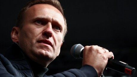 Самолет с Навальным вылетел в Германию: "Борьба только начинается"