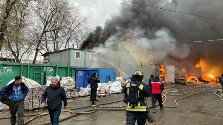 ​Крупный пожар в Москве: появились кадры пылающих зданий в районе Угрешской