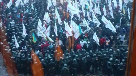 В Киеве отчаявшиеся предприниматели вышли под Раду и выдвинули требование - кадры