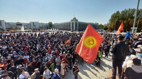 ​Представители оппозиции вышли на улицы Бишкека после парламентских выборов
