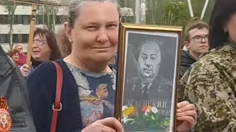 Зеленского "пристыдили" портретом его деда на акции "Бессмертный полк" в Донецке