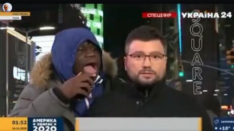 В Нью-Йорке на улице афроамериканец начал кричать украинскому журналисту на ухо в прямом эфире