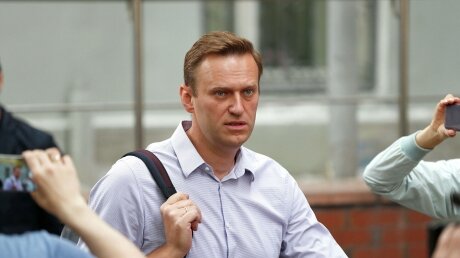 Самолет с Навальным "завис" над Москвой: названа причина 