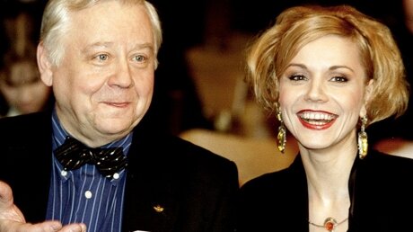 Пораженная Марина Зудина расплакалась в телешоу, услышав голос почившего Олега Табакова, - кадры