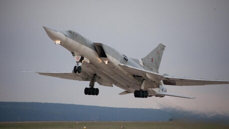 Полеты бомбардировщиков "Ту-22м3" в сопровождении истребителей в плохих метеоусловиях попали в Сеть
