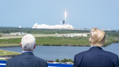 Трамп наблюдает за запуском Crew Dragon - Пенс опубликовал историческое фото