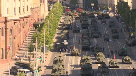 Прибытие военной техники на Тверскую улицу перед Парадом Победы, видео