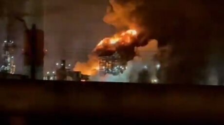 Вспыхнувший трубопровод на нефтезаводе в Уфе попал на видео