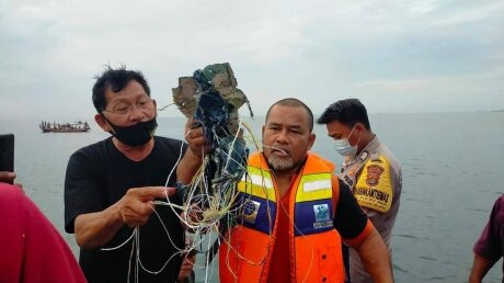 Видео с места крушения Boeing 737-500 в Индонезии попало в Сеть