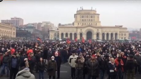В Ереване проходит митинг оппозиции "Армения без Никола": начались первые столкновения с полицией