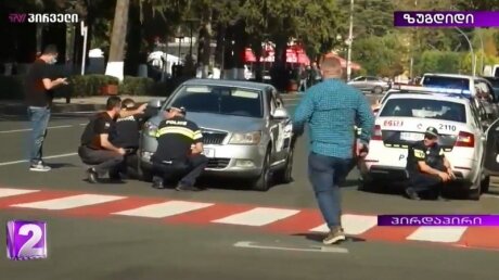 Захвативший банк в Зугдиди снял чеку с гранаты и требует 500 тысяч долларов