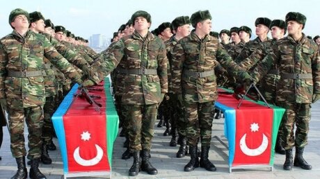 В Азербайджане тысячи добровольцев идут в армию для участия в конфликте с Арменией - среди них местные звезды