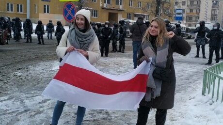 На незаконной акции в Москве появились участницы с флагом белорусской оппозиции 