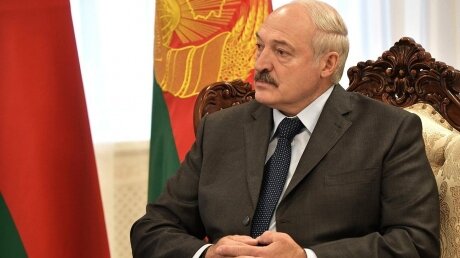Лукашенко рассказал, как Тихановская "плакала у него на шее" 
