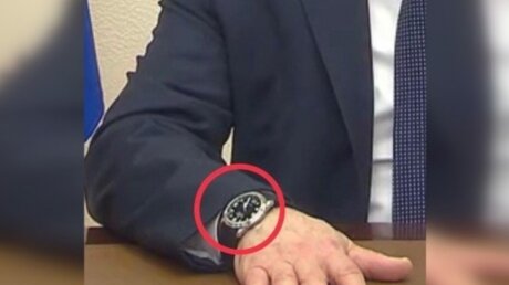 Песков объяснил, почему часы Путина отставали во время обращения к нации