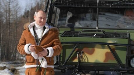 Путин показал прыжки с вездехода в тайге на фоне падений Байдена на трапе