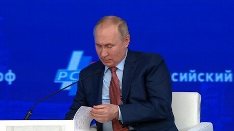 Путин назвал свой почерк "царапанием", которое он не может разобрать