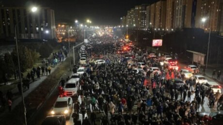 В Казахстане раздачу огнестрельного оружия протестующим засняли на видео
