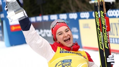 Вписала свое имя в историю: россиянка Наталья Непряева впервые выиграла престижную лыжную гонку 