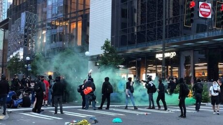В Сиэтле митингующие захватили оружие из полицейского авто - кадры хаоса в городе