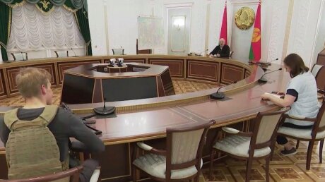 Коля Лукашенко с автоматом Калашникова на совещании у президента попал на видео