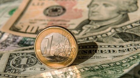 Рубль продолжает терять в цене: курс валют на 16 марта