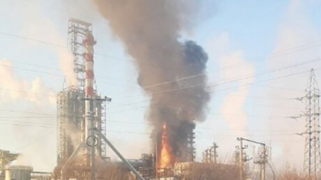 Пожар на нефтеперерабатывающем заводе в Тюмени: очевидец заснял произошедшее на видео