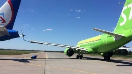 В аэропорту Пулково два самолета с пассажирами "не поделили" взлетную полосу
