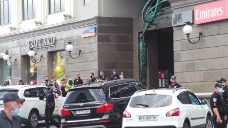 В Киеве террорист захватил банк с заложницей - он угрожает взорвать бомбу и выставил условие