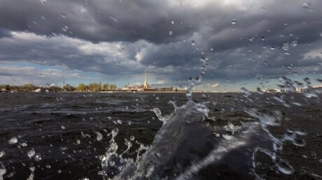 Разрушительный шторм пронесся по Санкт-Петербургу, разбрасывая деревья, автомобили и светофоры