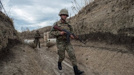 Армянские защитники показали видео подбитой азербайджанской бронетехники на юге Карабаха 