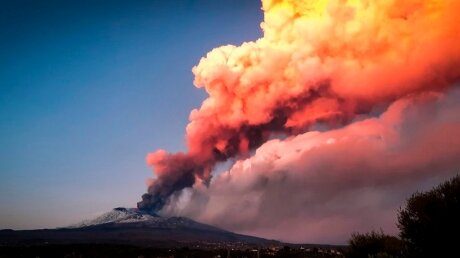 В Сети показали кадры "пробуждения" крупнейшего вулкана Европы на Сицилии 