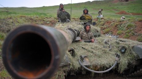 Азербайджанская армия показала, как точным ударом уничтожает боевую технику армян в Карабахе
