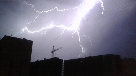 На Москву движется мощная буря: в МЧС предупредили о приближении дождя, грозы и града