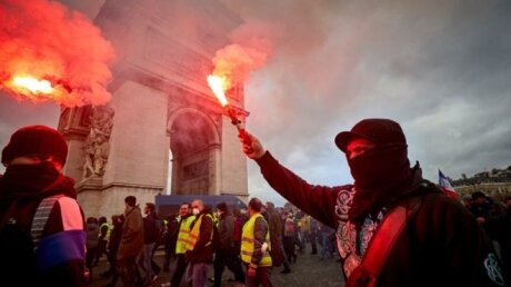 Париж полыхает: Францию снова "лихорадит" из-за очередной масштабной акции протеста желтпых жилетов