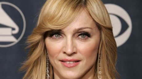 Мадонна снялась топлес с подозрительным предметом: фото певицы удивило общественность