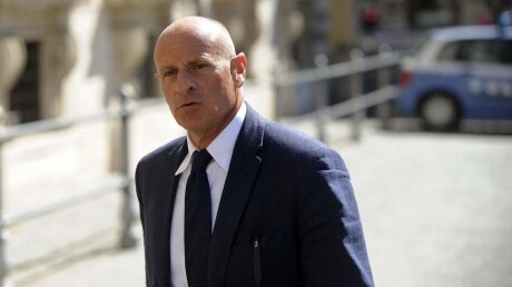 В итальянском Парламенте сняли флаг Евросоюза, бросившего парализованную коронавирусом страну